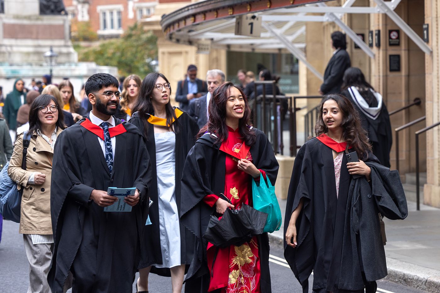 Graduates arrive at the Royal Albert Hall