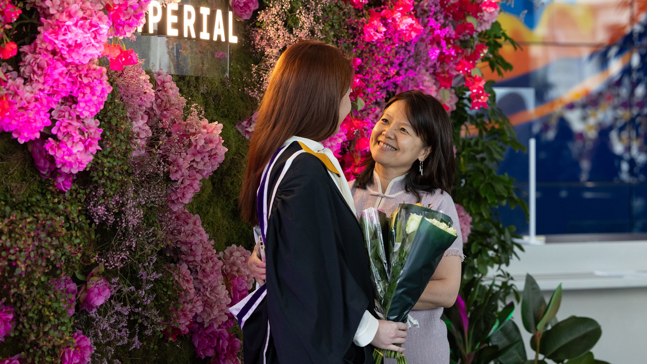 A graduate and their guest from the Faculty of Natural Sciences